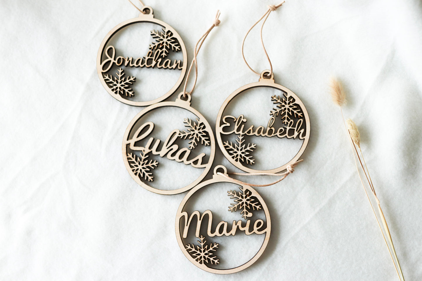 Holz Weihnachtskugel | Personalisiert + Schneeflocken