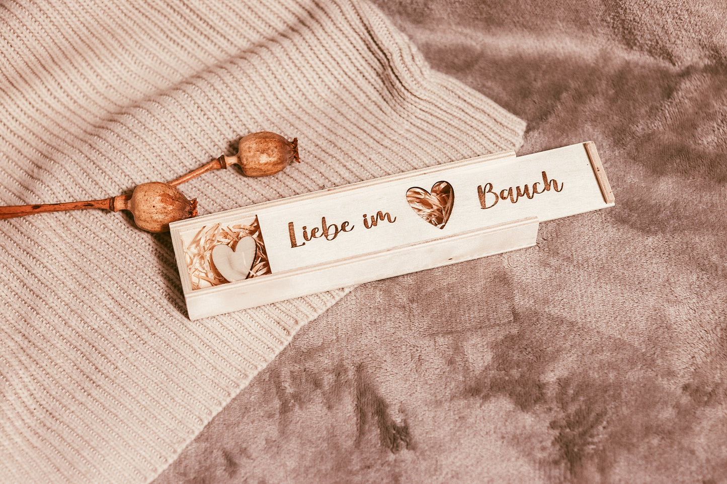 kleine Holzbox mit Schiebedeckel - Liebe im Bauch