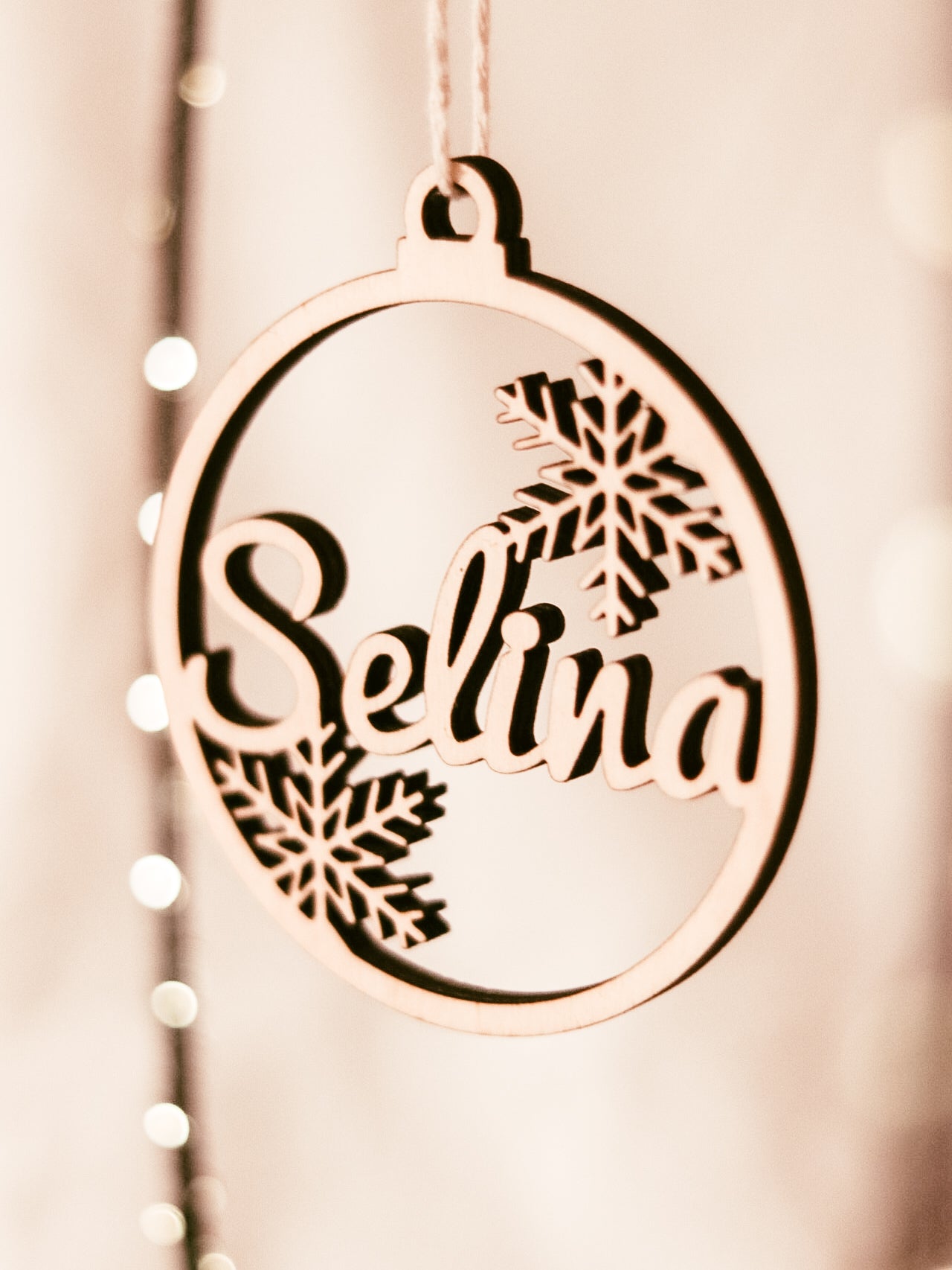 Holz Weihnachtskugel | Personalisiert + Schneeflocken