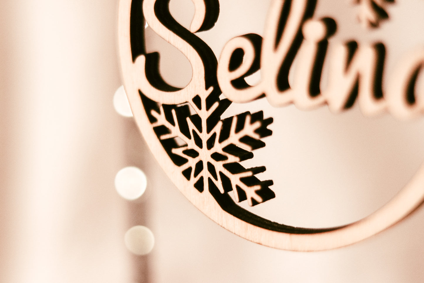 Holz Weihnachtskugel | Personalisiert + Schneeflocken