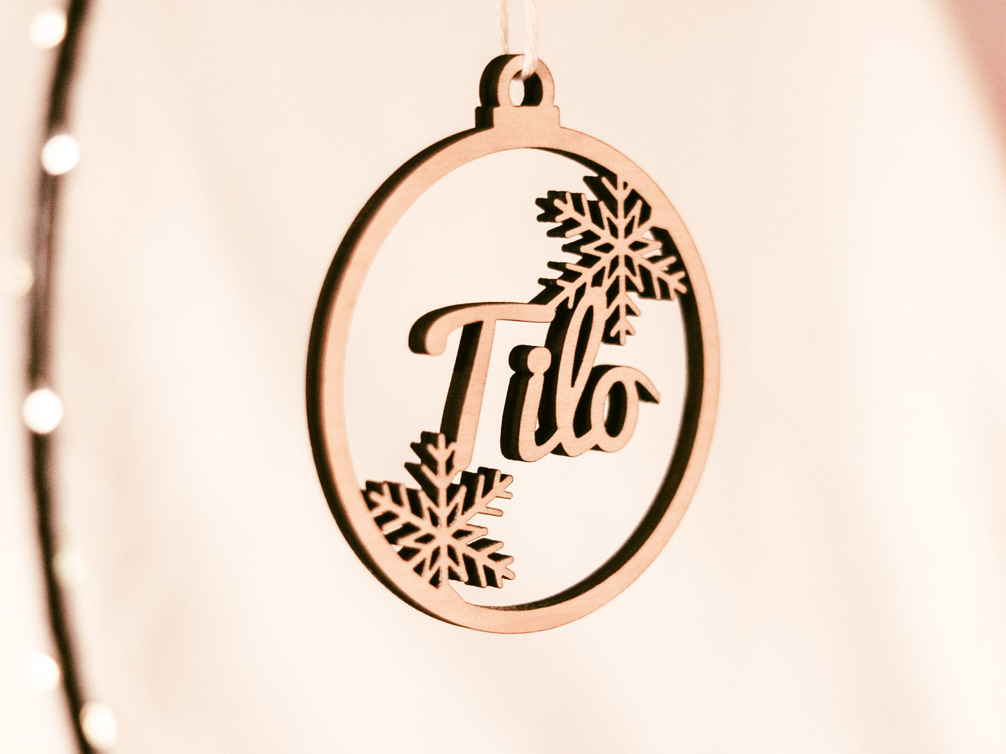 Holz Weihnachtskugel | Personalisiert + Schneeflocken