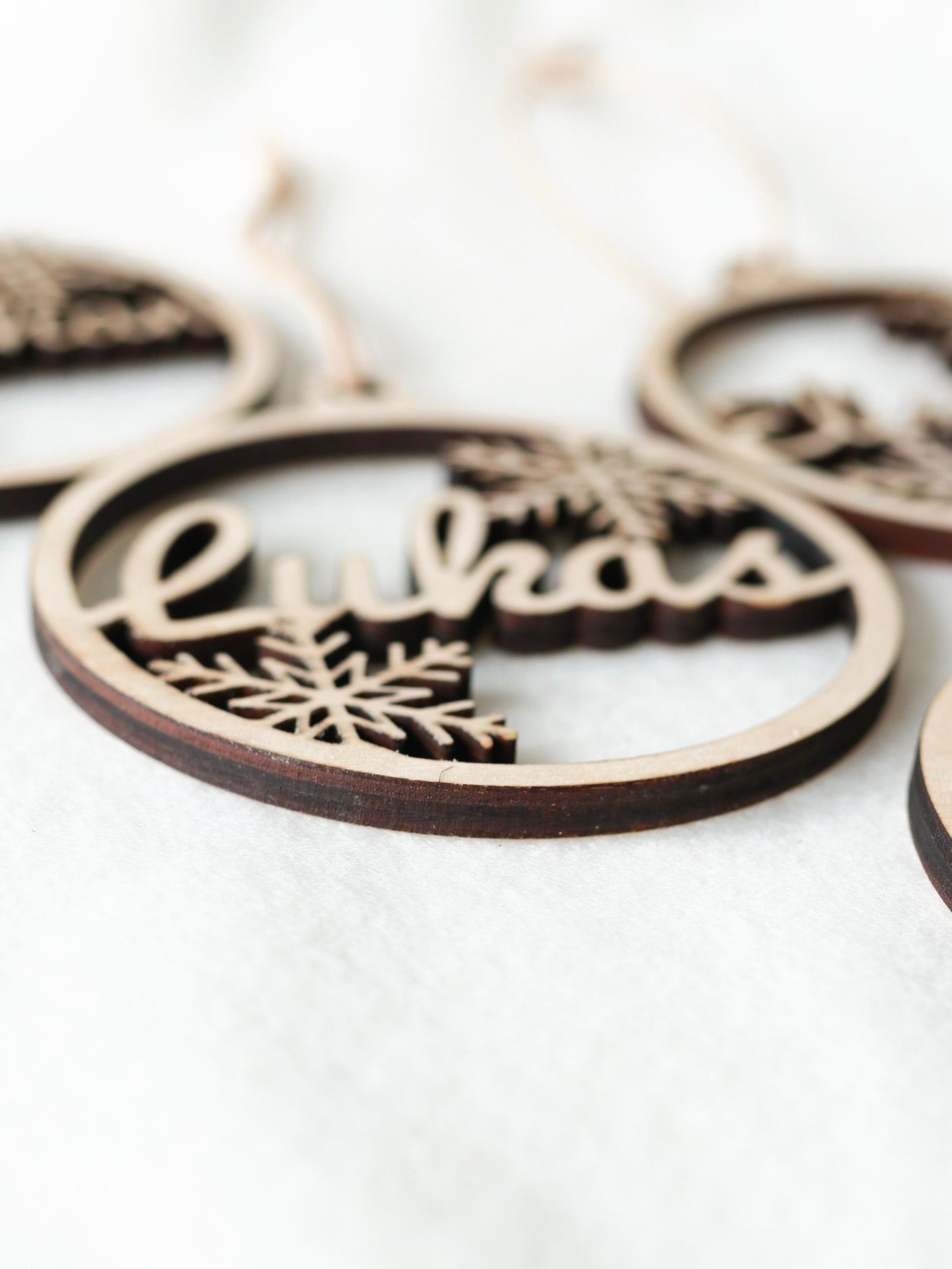 Holz Weihnachtskugel | Personalisiert + Schneeflocken