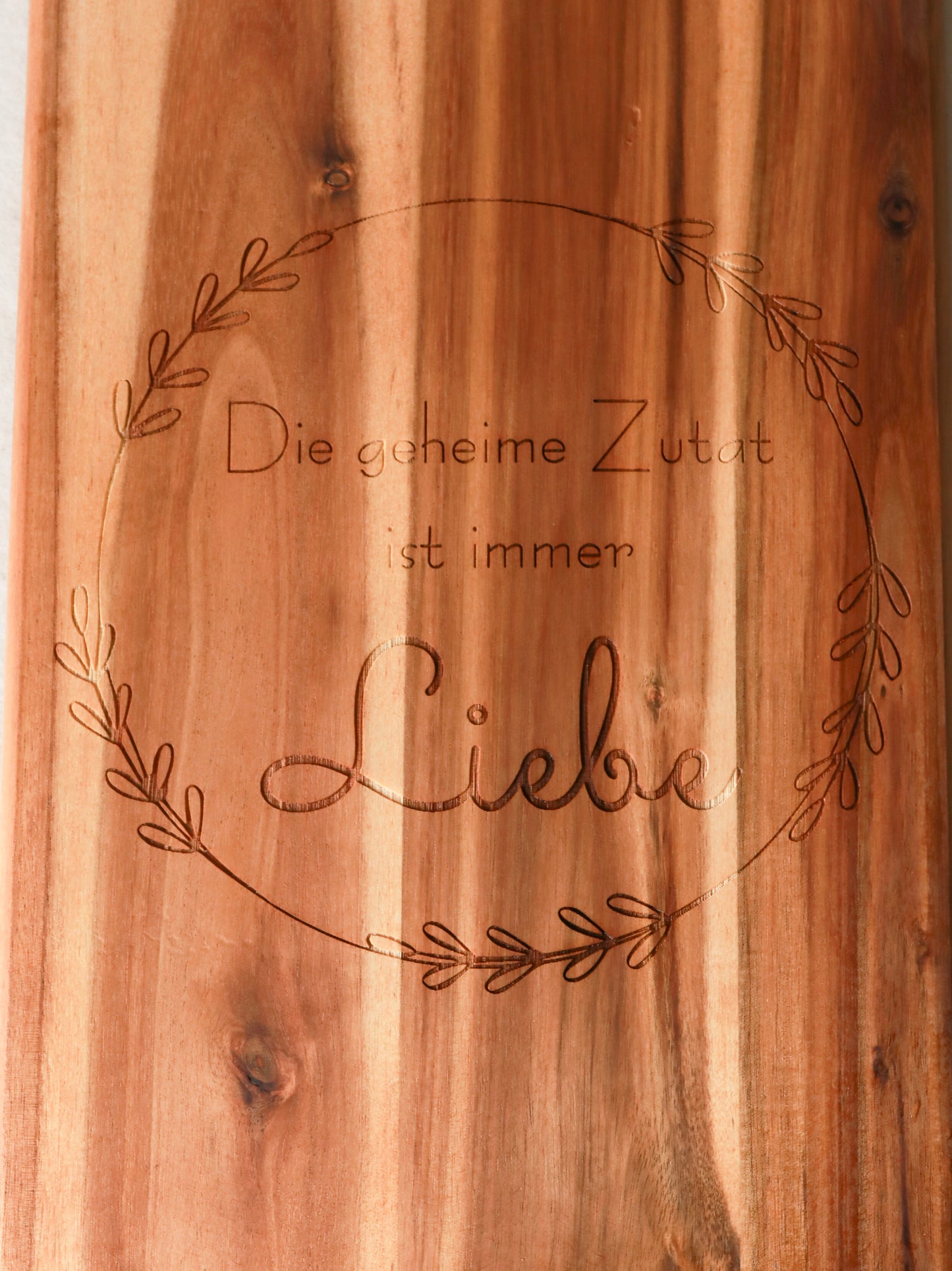 Holz Schneidebrett - Die geheime Zutat ist immer Liebe
