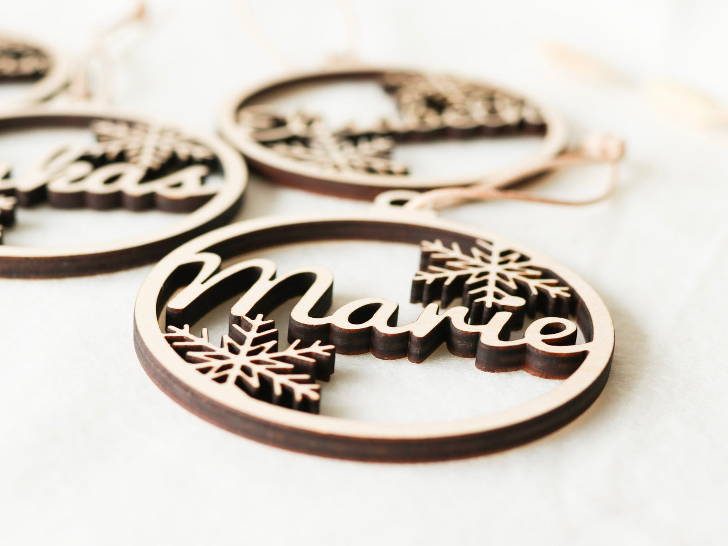 Holz Weihnachtskugel | Personalisiert + Schneeflocken