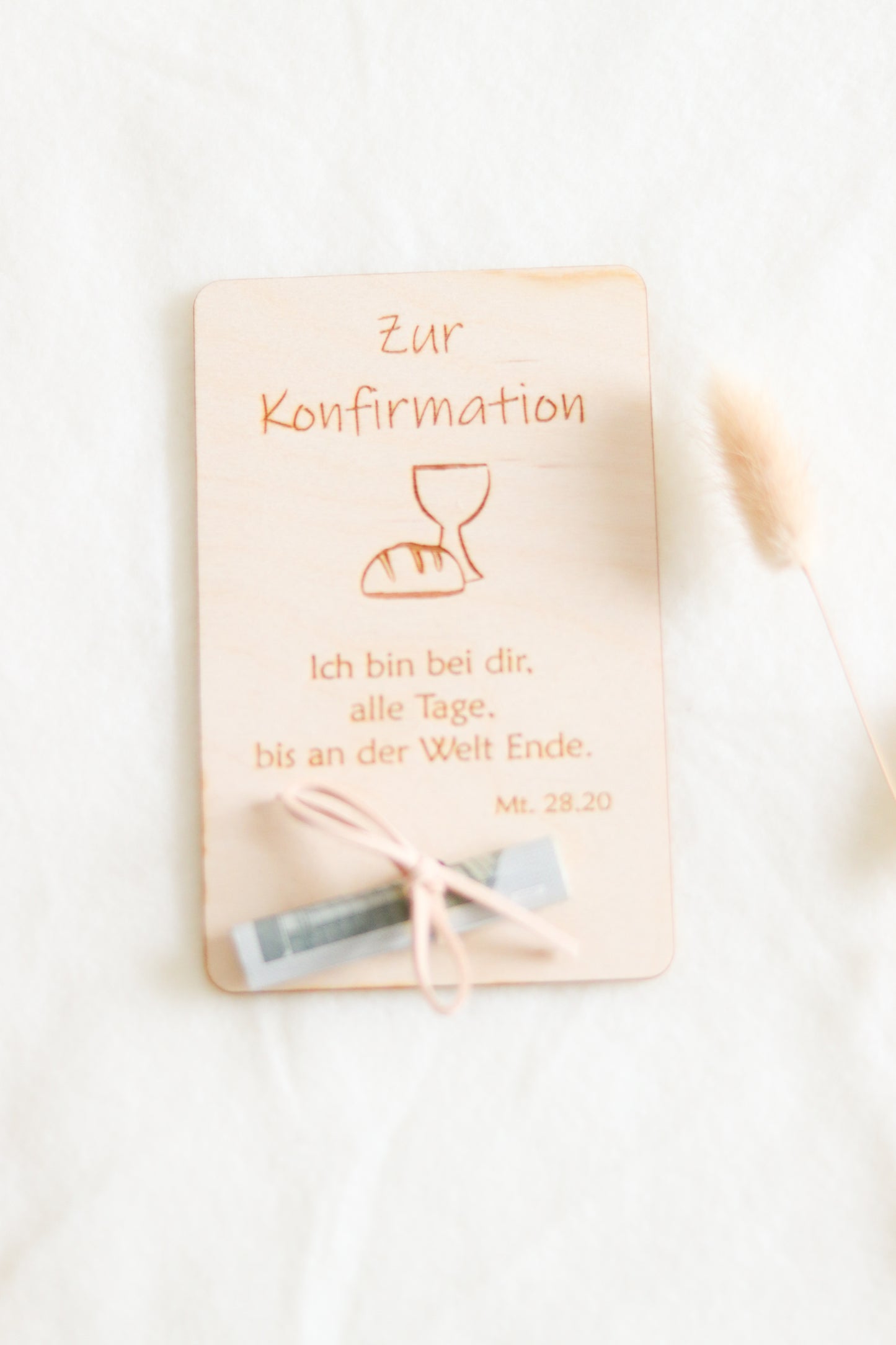 Personalisierbare Holzkarte mit Lederband – Das besondere Geldgeschenk