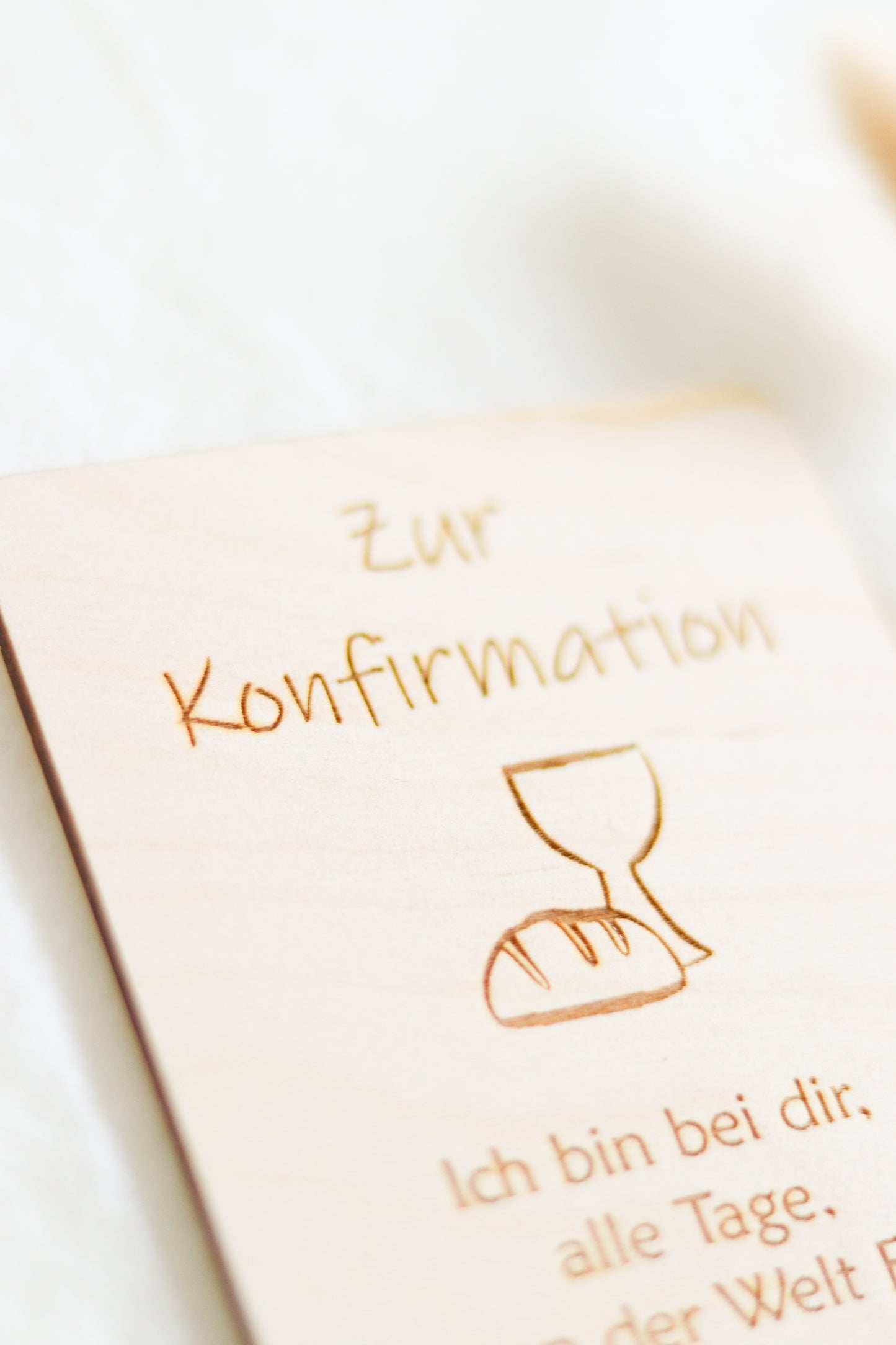 Personalisierbare Holzkarte mit Lederband – Das besondere Geldgeschenk