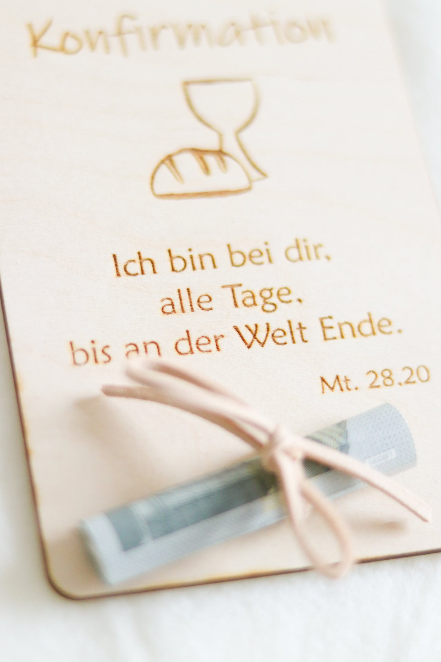 Personalisierbare Holzkarte mit Lederband – Das besondere Geldgeschenk
