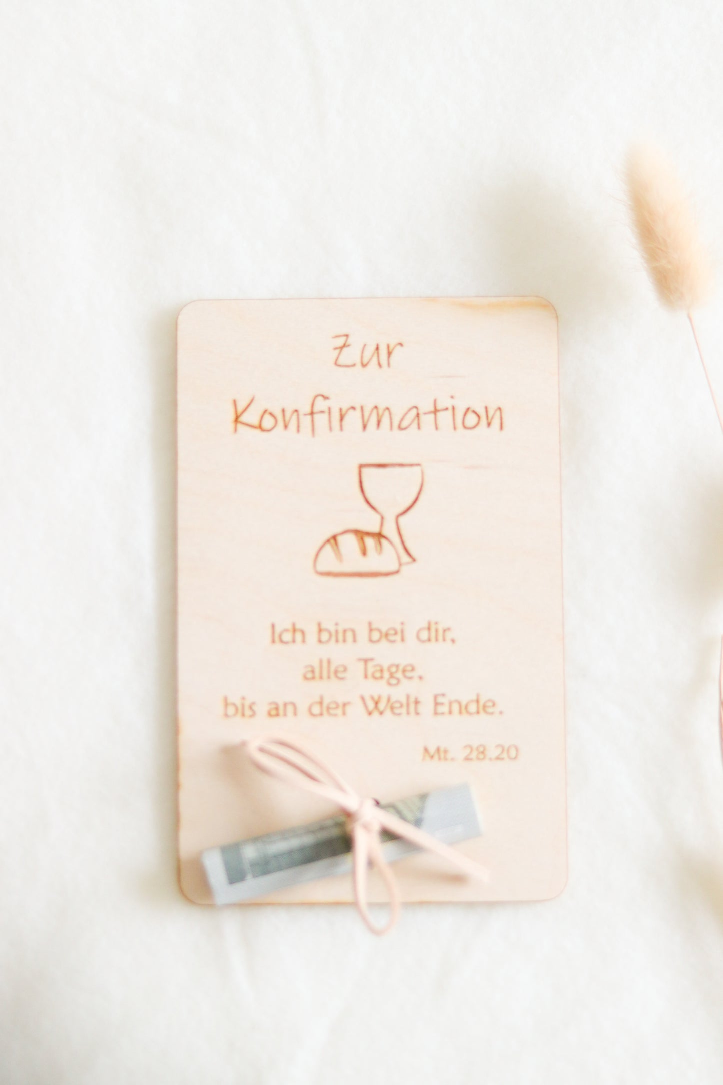 Personalisierbare Holzkarte mit Lederband – Das besondere Geldgeschenk