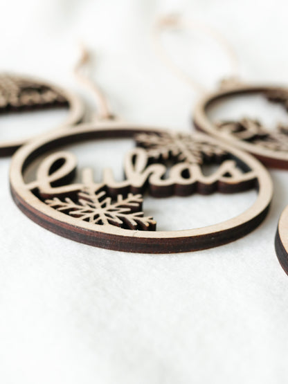 Holz Weihnachtskugel | Personalisiert + Schneeflocken